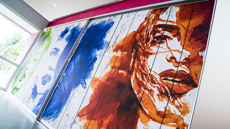 Individuell angefertigte Schiebetüren, bespannt mit Clipso-Print mit einem Design aus der eigenen Feder.