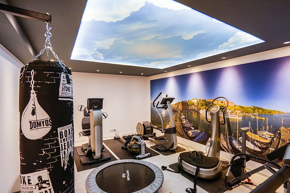 Clipso Print - Flächig hinterleuchtete Deckenbespannung. Wandbild in Szene gesetzt durch stilvolles Beleuchtungskonzept.