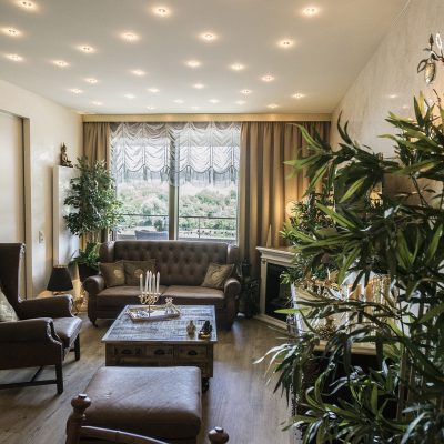Eigentumswohnung Schengen - Wohnzimmer nachher - Wandgestaltung eleganter Putz - Designfußboden - Spanndecke und Beleuchtungskonzept 2