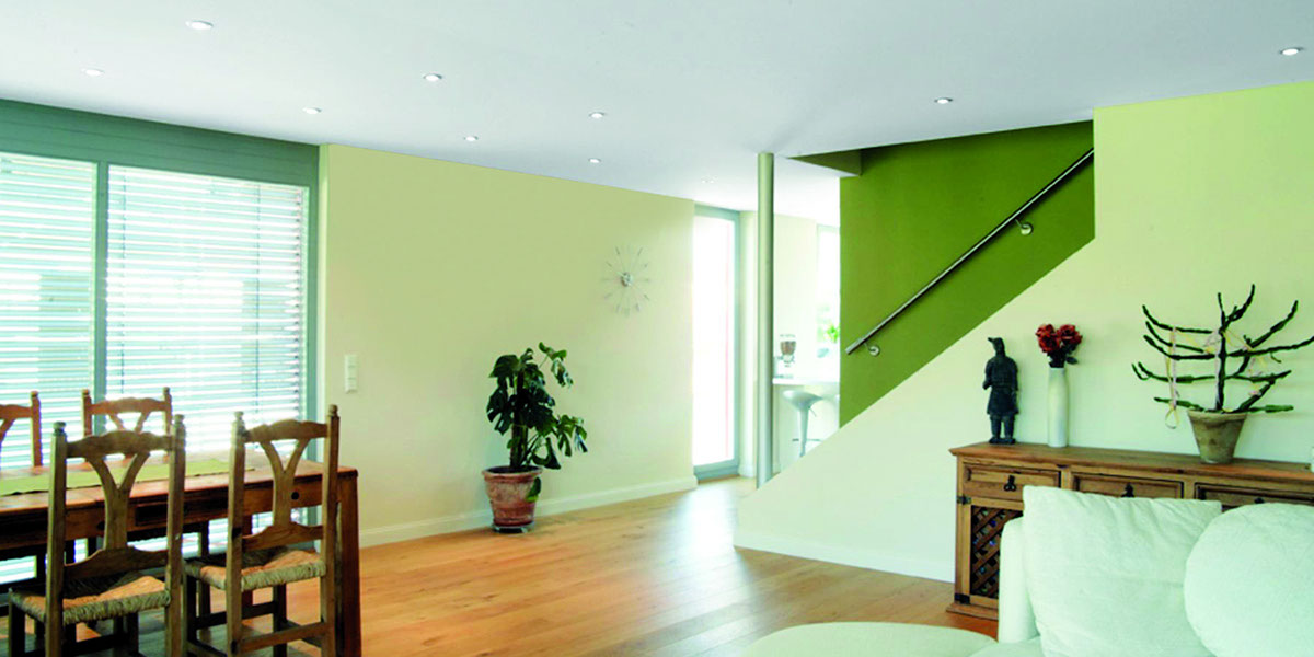 Klassische Deckengestaltung mit Clipso-Spanndecken im Wohn-Essbereich untermalt mit einem angenehmen Beleuchtungskonzept.